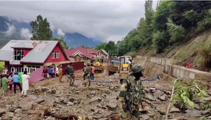 Now the cloud has burst in Jammu and Kashmir, the houses of the people have been swept away by the strong current