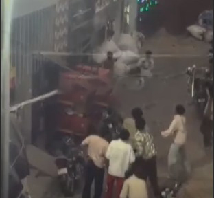 In Ludhiana, there was a clash between two groups riding bikes, stones were pelted on people's houses, many vehicles were vandalized. In Ludhiana, there was a clash between two groups riding bikes, stones were pelted on people's houses, many vehicles were vandalized.