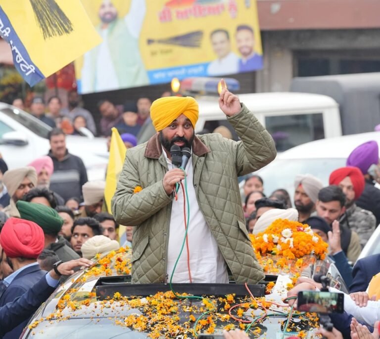ਜਲੰਧਰ ਨਿਗਮ ਚੋਣਾਂ ਨੂੰ ਲੈ ਕੇ ਮੁੱਖ ਮੰਤਰੀ ਮਾਨ ਨੇ ਕੱਢਿਆ ਰੋਡ ਸ਼ੋਅ, ਲੋਕਾਂ ‘ਚ ਦਿਸਿਆ ਭਾਰੀ ਉਤਸ਼ਾਹ || Punjab News