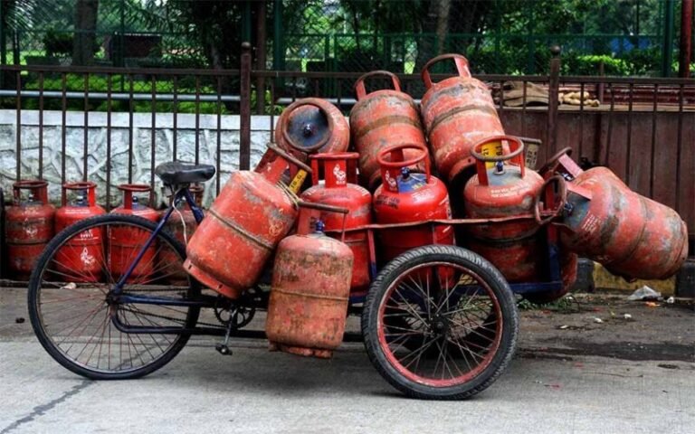 A big relief before the general budget 2025, commercial cylinders became cheaper