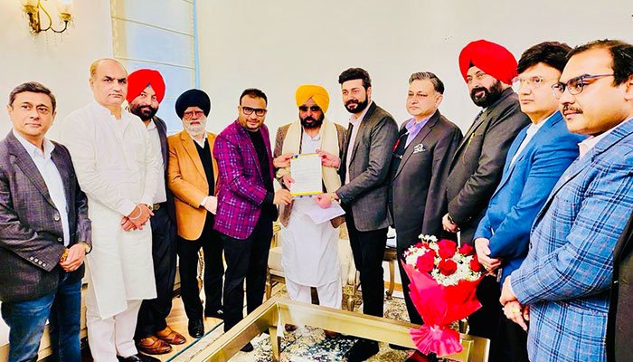 ਵੱਖ-ਵੱਖ ਉਦਯੋਗਪਤੀਆਂ ਅਤੇ ਕਾਰੋਬਾਰੀਆਂ ਦੇ ਵਫ਼ਦ ਵੱਲੋਂ CM ਮਾਨ ਨੂੰ ਅਪੀਲ, ਸ਼ੰਭੂ ਸਰਹੱਦ ਤੋਂ ਆਵਾਜਾਈ ਖੋਲ੍ਹਣ ਲਈ ਦਖਲ ਦੇਣ ਦੀ ਮੰਗ ਕੀਤੀ