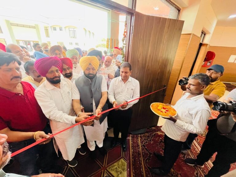 ਕੈਬਨਿਟ ਮੰਤਰੀ ਮੁੰਡੀਆਂ ਵੱਲੋਂ ਸੈਕਟਰ 32 ‘ਚ ਕਮਿਊਨਿਟੀ ਕਲੱਬ, ਸੀਨੀਅਰ ਸਿਟੀਜ਼ਨ ਕਲੱਬ, ਕੰਪਿਊਟਰ ਅਤੇ ਸਿਲਾਈ ਸੈਂਟਰਾਂ ਦਾ ਉਦਘਾਟਨ ਕੈਬਨਿਟ ਮੰਤਰੀ ਮੁੰਡੀਆਂ ਵੱਲੋਂ ਸੈਕਟਰ 32 ‘ਚ ਕਮਿਊਨਿਟੀ ਕਲੱਬ, ਸੀਨੀਅਰ ਸਿਟੀਜ਼ਨ ਕਲੱਬ, ਕੰਪਿਊਟਰ ਅਤੇ ਸਿਲਾਈ ਸੈਂਟਰਾਂ ਦਾ ਉਦਘਾਟਨ
