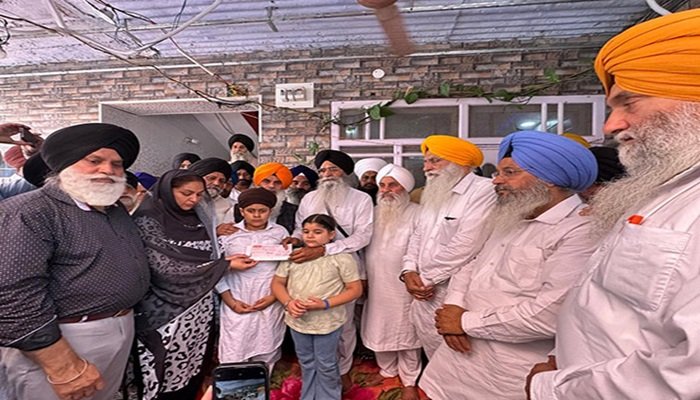 ਪੁੰਛ ’ਚ ਹਮਲੇ ਦੌਰਾਨ ਮਾਰੇ ਗਏ ਚਾਰ ਸਿੱਖਾਂ ਦੇ ਪਰਿਵਾਰਾਂ ਨੂੰ ਮਿਲਣ ਪੁੱਜੇ ਐਡਵੋਕੇਟ ਹਰਜਿੰਦਰ ਸਿੰਘ ਧਾਮੀ