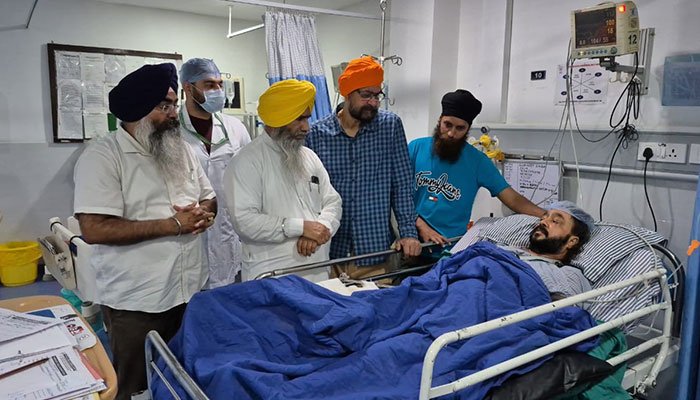 ਸ਼੍ਰੋਮਣੀ ਕਮੇਟੀ ਅਧਿਕਾਰੀਆਂ ਨੇ ਪੁੰਛ ’ਚ ਹਮਲੇ ਦੌਰਾਨ ਜ਼ਖ਼ਮੀ ਹੋਏ ਸਿੱਖਾਂ ਦਾ ਹਾਲ ਜਾਣਿਆ ਸ਼੍ਰੋਮਣੀ ਕਮੇਟੀ ਅਧਿਕਾਰੀਆਂ ਨੇ ਪੁੰਛ ’ਚ ਹਮਲੇ ਦੌਰਾਨ ਜ਼ਖ਼ਮੀ ਹੋਏ ਸਿੱਖਾਂ ਦਾ ਹਾਲ ਜਾਣਿਆ