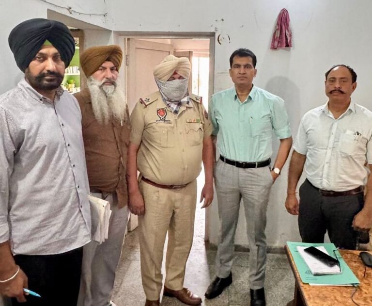 ਭ੍ਰਿਸ਼ਟਾਚਾਰ ਵਿਰੁੱਧ ਮੁਹਿੰਮ : 15000 ਰੁਪਏ ਰਿਸ਼ਵਤ ਲੈਂਦਾ ਏ.ਐਸ.ਆਈ. ਵਿਜੀਲੈਂਸ ਬਿਊਰੋ ਵੱਲੋਂ ਕਾਬੂ ਭ੍ਰਿਸ਼ਟਾਚਾਰ ਵਿਰੁੱਧ ਮੁਹਿੰਮ : 15000 ਰੁਪਏ ਰਿਸ਼ਵਤ ਲੈਂਦਾ ਏ.ਐਸ.ਆਈ. ਵਿਜੀਲੈਂਸ ਬਿਊਰੋ ਵੱਲੋਂ ਕਾਬੂ
