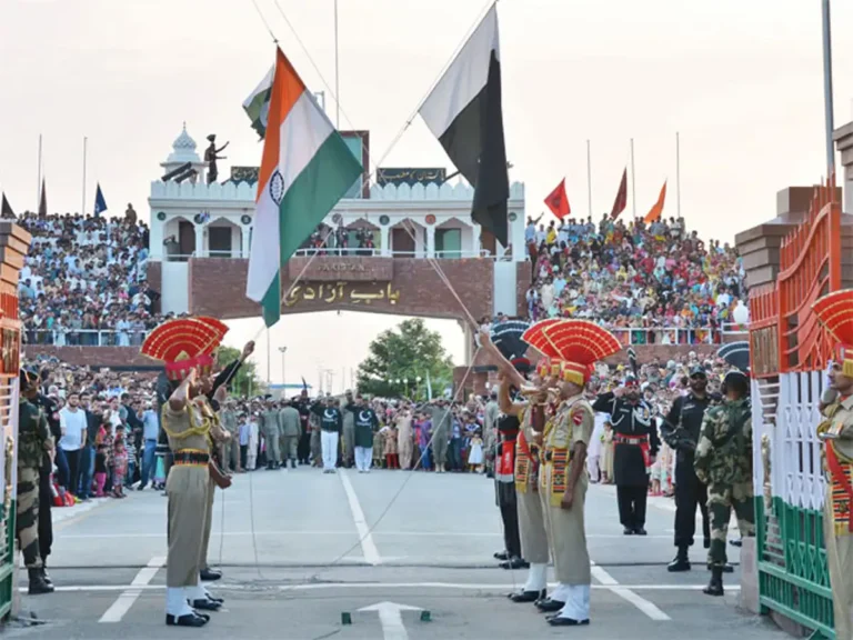 ਅੱਜ ਤੋਂ ਅਟਾਰੀ ਸਮੇਤ ਤਿੰਨੋਂ ਸਰਹੱਦਾਂ ‘ਤੇ ਰਿਟਰੀਟ ਸੈਰੇਮਨੀ ਦੁਬਾਰਾ ਹੋਵੇਗੀ ਸ਼ੁਰੂ ਅੱਜ ਤੋਂ ਅਟਾਰੀ ਸਮੇਤ ਤਿੰਨੋਂ ਸਰਹੱਦਾਂ ‘ਤੇ ਰਿਟਰੀਟ ਸੈਰੇਮਨੀ ਦੁਬਾਰਾ ਹੋਵੇਗੀ ਸ਼ੁਰੂ