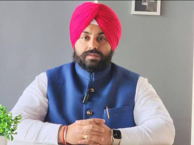 ਸਿੱਖਿਆ ਮੰਤਰੀ ਹਰਜੋਤ ਬੈਂਸ ਵੱਲੋਂ ਵੱਡੀ ਕਾਰਵਾਈ; ਸਕੂਲ ਇੰਚਾਰਜ ਕੀਤਾ ਮੁਅੱਤਲ; ਪੜੋ ਕੀ ਹੈ ਮਾਮਲਾ ਸਿੱਖਿਆ ਮੰਤਰੀ ਹਰਜੋਤ ਬੈਂਸ ਵੱਲੋਂ ਵੱਡੀ ਕਾਰਵਾਈ; ਸਕੂਲ ਇੰਚਾਰਜ ਕੀਤਾ ਮੁਅੱਤਲ; ਪੜੋ ਕੀ ਹੈ ਮਾਮਲਾ