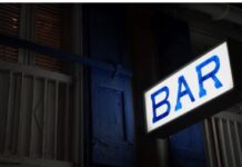 ਭੁਵਨੇਸ਼ਵਰ `ਚ `ਬਾਰਾਂ` `ਤੇ ਛਾਪੇ ਦੌਰਾਨ ਆਬਕਾਰੀ ਅਧਿਕਾਰੀਆਂ `ਤੇ ਹਮਲਾ bhubaneswar