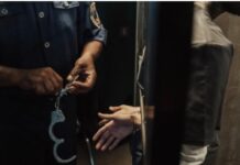 ਪੁਲਸ ਮੁਲਾਜ਼ਮ ਨੂੰ ਧੱਕਾ ਦੇ ਕੇ ਹੱਥਕੜੀ ਸਮੇਤ ਹਵਾਲਾਤੀ ਫਰਾਰ prisoner-escape