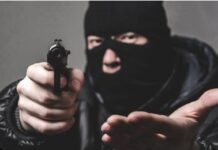 ਦਿਨ ਦਿਹਾੜੇ ਪਿਸਤੌਲ ਦੇ ਦਮ ਤੇ ਲੱਖਾਂ ਦੀ ਲੁੱਟ ਹੋਈ Zirakpur Incidet