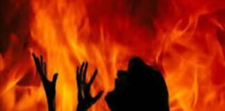 `ਡਾਇਣ` ਦੱਸ ਕੇ ਔਰਤ ਤੇ ਉਸ ਦੇ ਇਕ ਸਾਲ ਦੇ ਬੱਚੇ ਨੂੰ ਜਿ਼ੰਦਾ ਸਾੜਿਆ Ladies burn