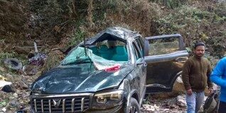 ਕਾਰ ਦੇ ਡੂੰਘੀ ਖੱਡ ਵਿਚ ਡਿੱਗਣ ਕਾਰਨ ਹੋਈ ਤਿੰਨ ਦੋਸਤਾਂ ਦੀ ਮੌਤ Accident