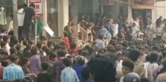 ਇਕ ਰੁਪਏ ਵਿਚ ਜੁੱਤੀਆਂ ਦੀ ਆਫਰ ਤੇ ਇਕੱਠੀ ਭੀੜ ਤੇ ਪੁਲਸ ਨੇ ਕੀਤਾ ਲਾਠੀਚਾਰਜ crowd