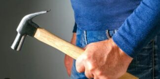 ਪਤਨੀ ਨੂੰ ਮੈਸੇਜ ਭੇਜਣ `ਤੇ ਪਤੀ ਨੇ ਗੁਆਂਢੀ `ਤੇ ਕੀਤਾ ਹਥੌੜੇ ਨਾਲ ਹਮਲਾ Hammer