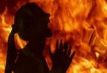 ਸਕੂਟਰ ਦੇਣ ਤੋਂ ਇਨਕਾਰ ਕਰਨ `ਤੇ ਨੌਜਵਾਨ ਨੇ ਲਗਾਈ ਪ੍ਰੇਮਿਕਾ ਤੇ ਮਾਪਿਆਂ ਨੂੰ ਅੱਗ Woman burn