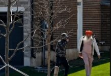 ਕੈਨੇਡਾ ਵਿਖੇ ਬਜ਼ੁਰਗ ਸਿੱਖ ਵਿਅਕਤੀ ਨੂੰ ਨਸਲੀ ਭੇਦਭਾਵ ਕਾਰਨ ਧੱਕੇ ਮਾਰੇ Canada