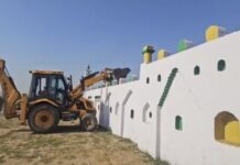 ਸਰਕਾਰੀ ਜ਼ਮੀਨ `ਤੇ ਬਣੇ ਨਾਜਾਇਜ਼ ਇਮਾਮਬਾੜੇ ਅਤੇ ਈਦਗਾਹ ਢਾਹੇ demolished