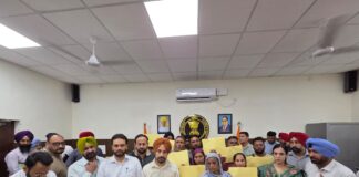 ਓ. ਐਸ. ਡੀ. ਸੁਖਵੀਰ ਨੇ ਪੱਕੇ ਮਕਾਨ ਬਣਾਉਣ ਲਈ ਮਨਜ਼ੂਰੀ ਪੱਤਰ ਸੌਂਪੇ OSD