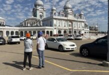 ਗੁਰਦੁਆਰਾ ਅੰਦਰ ਵੜ ਕੇ ਬੇਅਦਬੀ ਤੇ ਦੋ ਸਿੰਘਾਂ ਨੂੰ ਗੋਰੇ ਨੇ ਕੀਤੇ ਜਖਮੀ Gurduwara Sahib