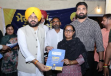 ਕੈਬਨਿਟ ਮੰਤਰੀ ਨੇ ਪਰਿਵਾਰਾਂ ਨੂੰ ਘਰਾਂ ਦੀ ਮਾਲਕੀ ਵਾਲੇ ਪ੍ਰਾਪਰਟੀ ਕਾਰਡ ਸੌਂਪੇ Cabinet Minister